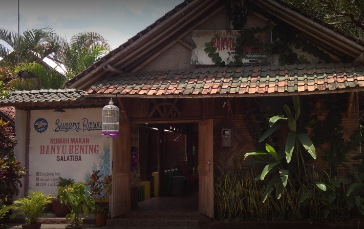 Rumah makan lesehan terdekat